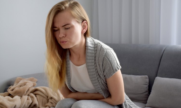 Triệu chứng nào đi kèm ợ nóng ợ chua khi bị đau dạ dày? 1