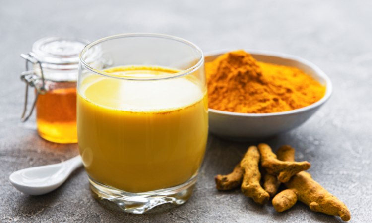 1. Dùng nghệ và mật ong 1