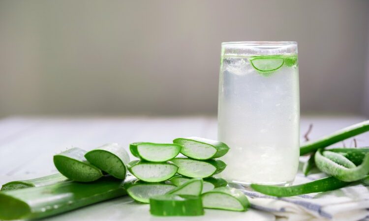 7. Dùng nước nha đam pha loãng 1
